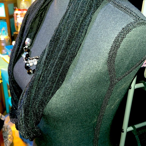 #365 (NWT)Ladies black Scarf with shimmer, had attached silver toned jewelry - Picture 10 of 13